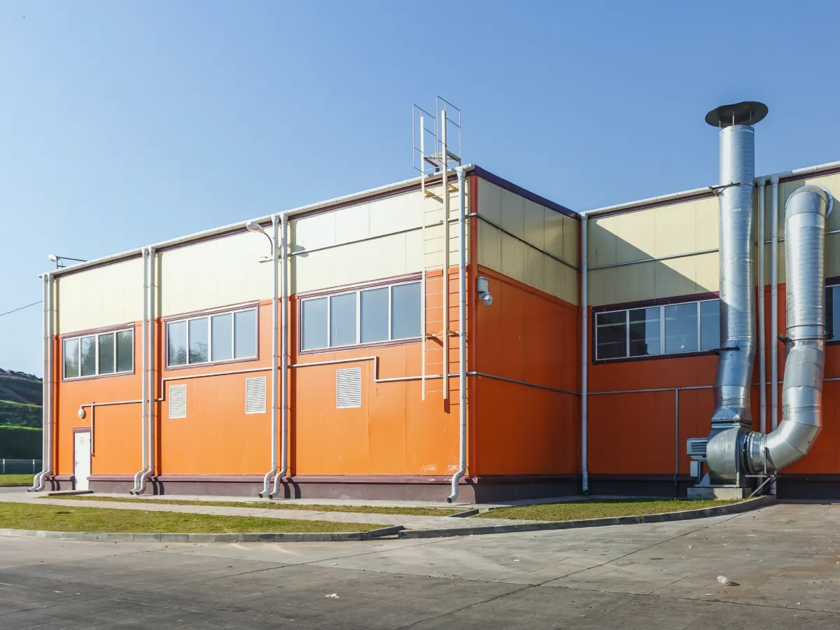 Produktionsgebäude mit bestehendem Netzanschluss und befestigter Freifläche