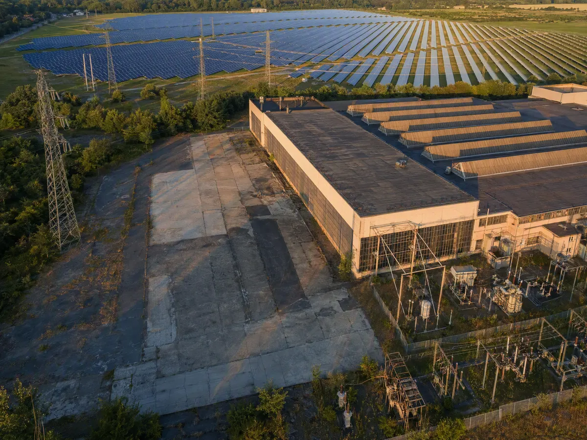 Gewerbegebäude mit Netzanschluss und angrenzendem Solarpark