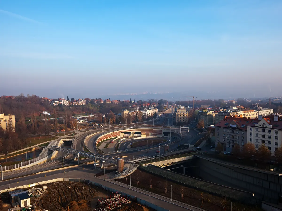 Städtische Infrastruktur mit mehrspurigem Verkehrsknoten aus der Luft